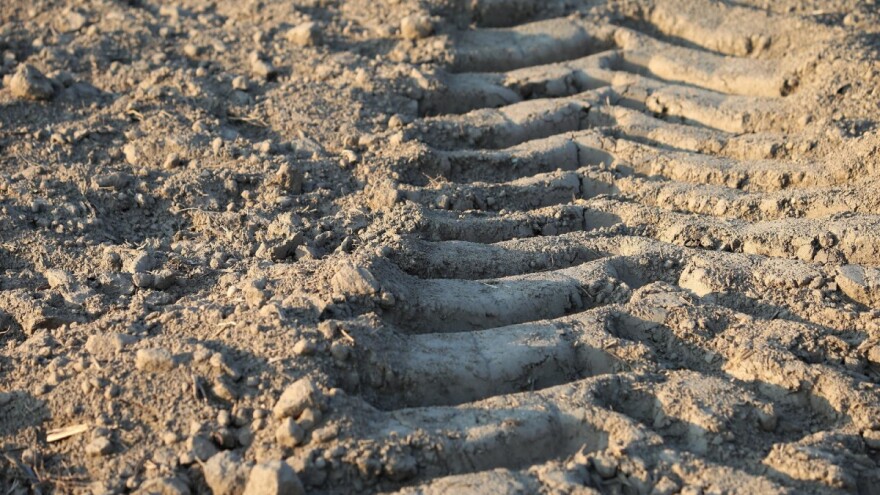 Smrtno stradao u prevrtanju traktora, policija uputila apel vozačima