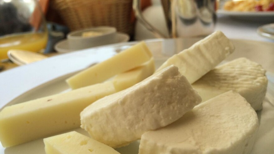 Analiza pokazala: Dnevno pojedemo 34 tone uvoznog, većinom jeftinog sira!