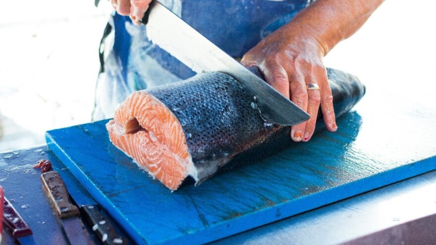 Virus korona pronađen na dasci za sečenje lososa? Kina pooštrava kontrole mesa