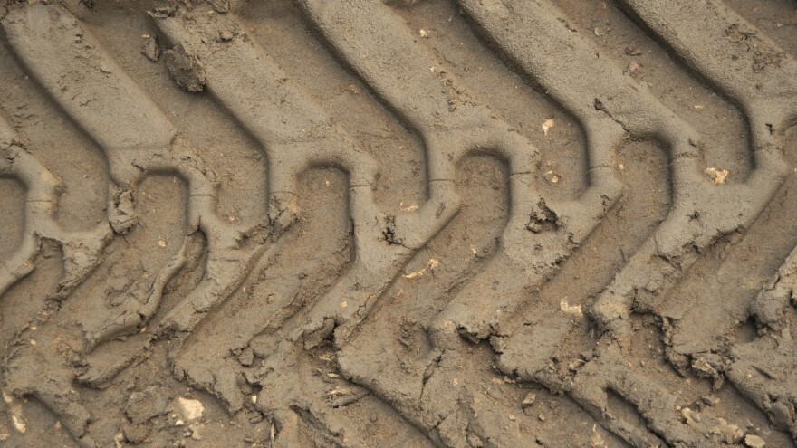 Nova tragedija: 77-godišnjak smrtno stradao u prevrtanju traktora