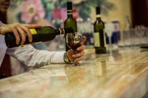 Na boce lijepili hrvatske etikete, a punili ih vinom iz Italije, Makedonije i Čilea