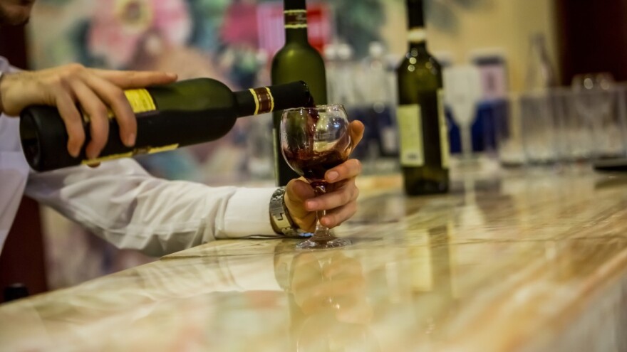 Na boce lijepili hrvatske etikete, a punili ih vinom iz Italije, Makedonije i Čilea