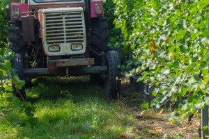 Kotači proklizali, prevrnuo se traktor s prilkolicom - vozač poginuo na mjestu događaja