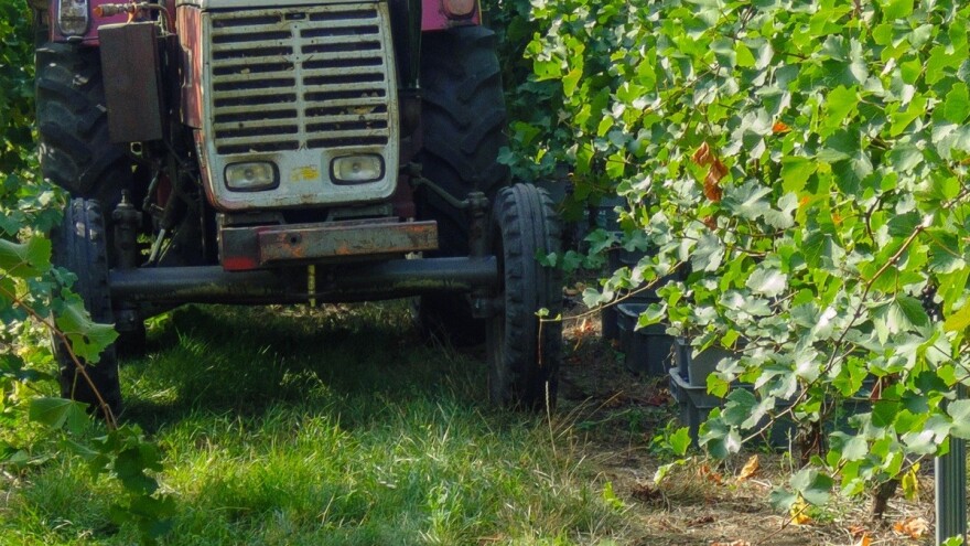 Kotači proklizali, prevrnuo se traktor s prilkolicom - vozač poginuo na mjestu događaja