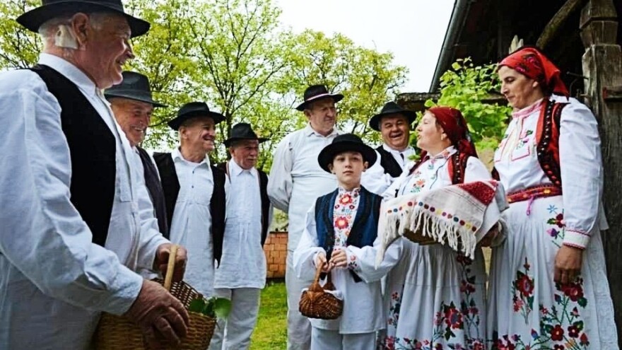 Došel je došel zeleni Juraj iz zelene gore u orano polje