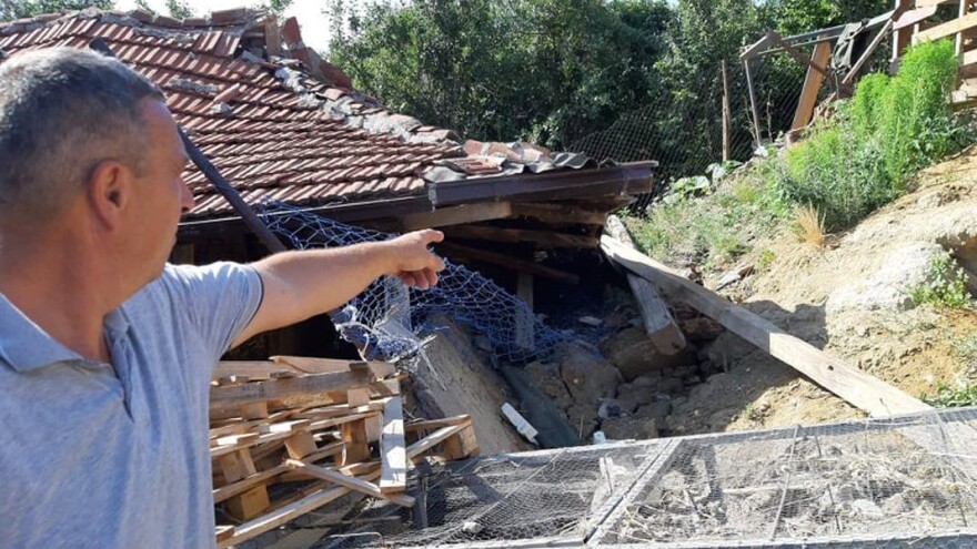 Bunuševčani muku muče sa klizištem, život tamo više nije moguć!