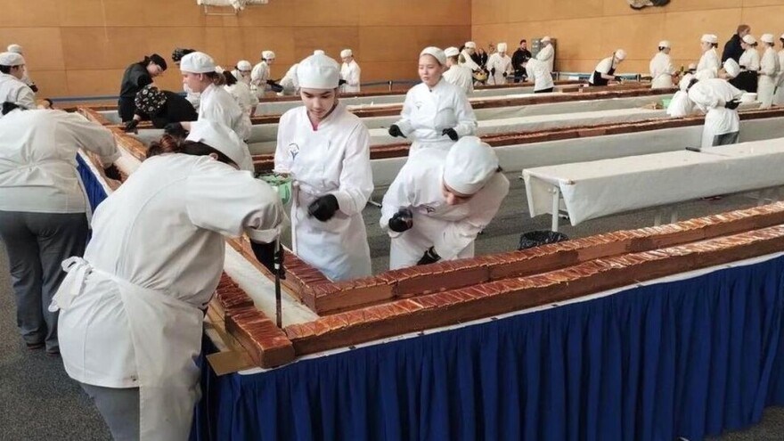 Srušili Ginisov rekord: Učenici napravili Doboš tortu dugu 112 metara