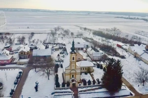 Koje je naselje seoska prijestolnica najistočnije županije?