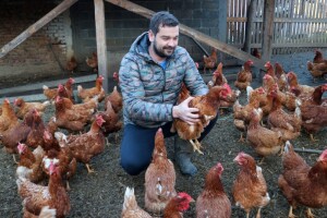Najmlađi farmer Srebrenice: Zatvorio farmu krava i kupio koke nosilje