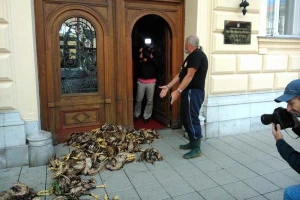 Uginule kokoši pred vratima institucija!
