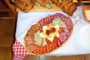 Domaćina slava za 10 gostiju košta oko 300 evra?