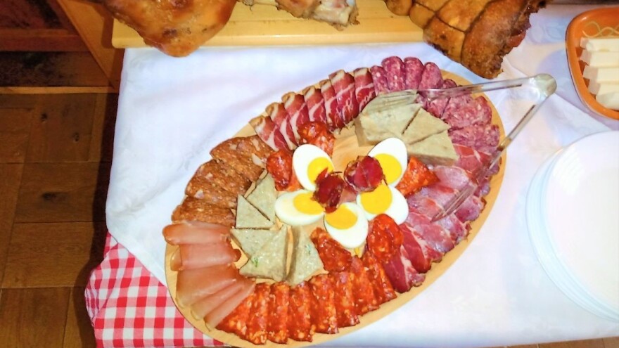 Domaćina slava za 10 gostiju košta oko 300 evra?