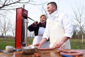 Kolinda spremala čvarke i kobasice na kolinju!