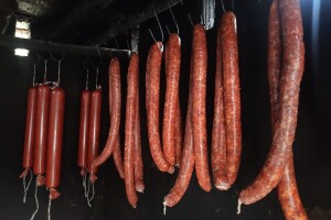 Vlasniku ukrali 100 kilograma prosušenog mesa
