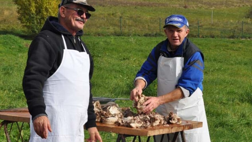 I župnik nastavlja tradiciju kolinja