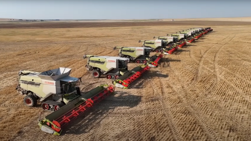 Impresivna žetva: U akciji 12 Claas 7500 Lexion kombajna