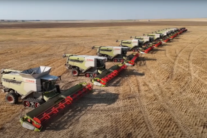 Impresivna žetva: U akciji 12 Claas 7500 Lexion kombajna