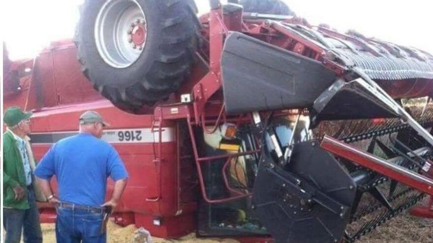 Kombajn prevrnuo na krov. I ne, nije riječ o istoj osobi