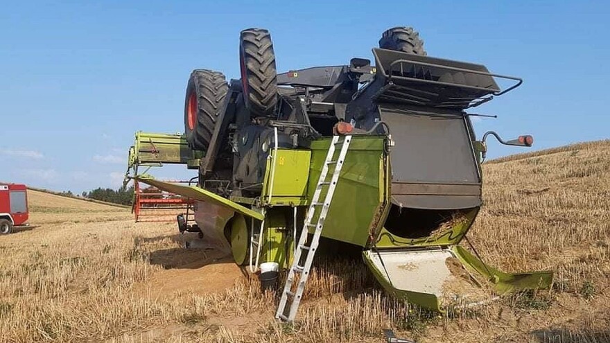 Kombajn završio na krovu  - previše se zaokrenuo na uzbrdici?