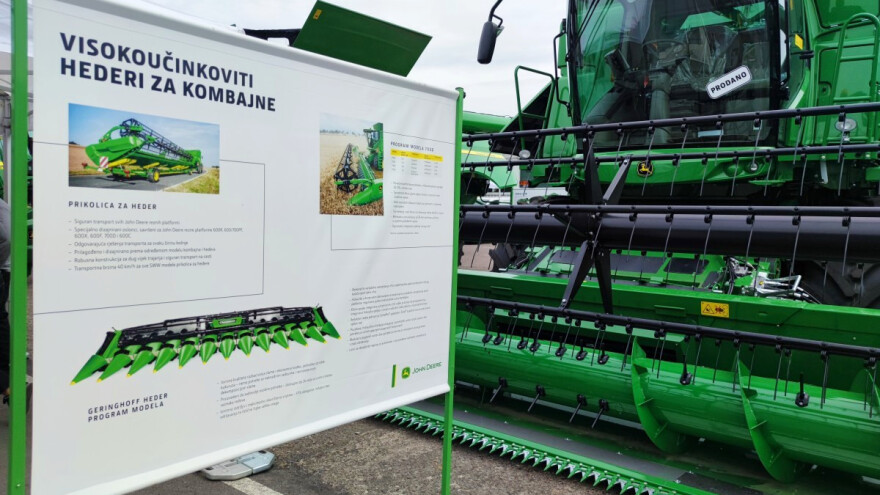 John Deere kombajni - u tri minute iz žitnog u heder za uljanu repicu
