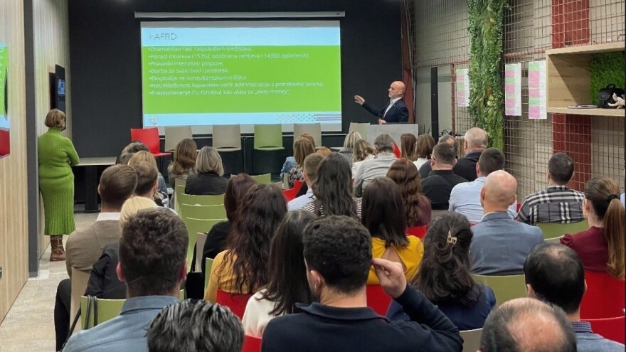 Od majmuna do AVNOJ-a,  od SAPARD-a do prosvjeda