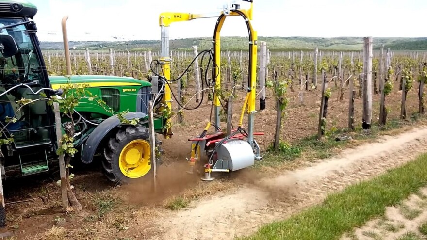 KMS Törzstisztító uspješno uklanja korove, koru i mlade izdanke vinove loze