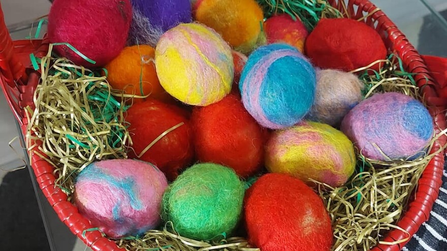 Vaskršnja jaja ukrašena filcovanom vunom?