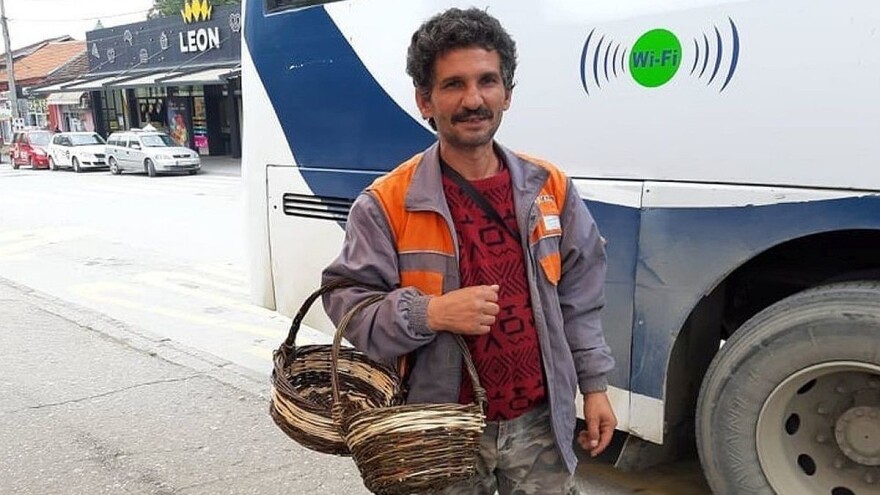 Pletenje korpe na stari način, branje vrbovog pruća na ekološki