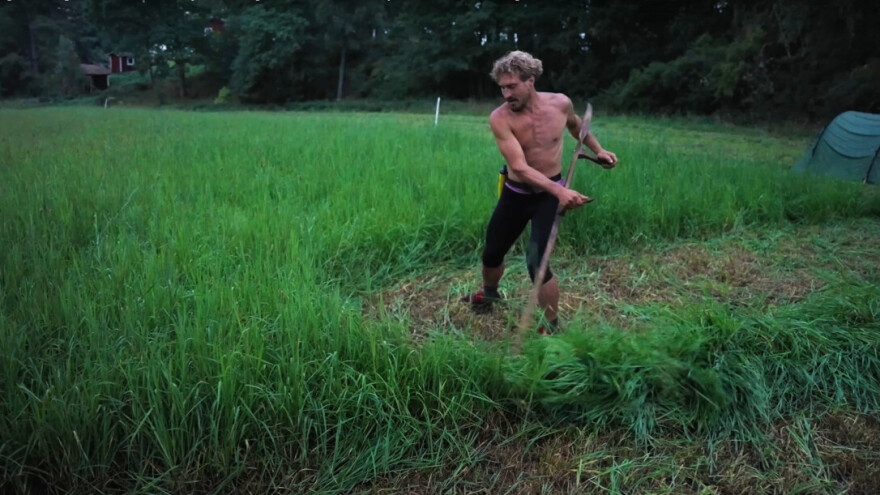 Pristao na izazov: Pokositi hektar livade u jednom danu