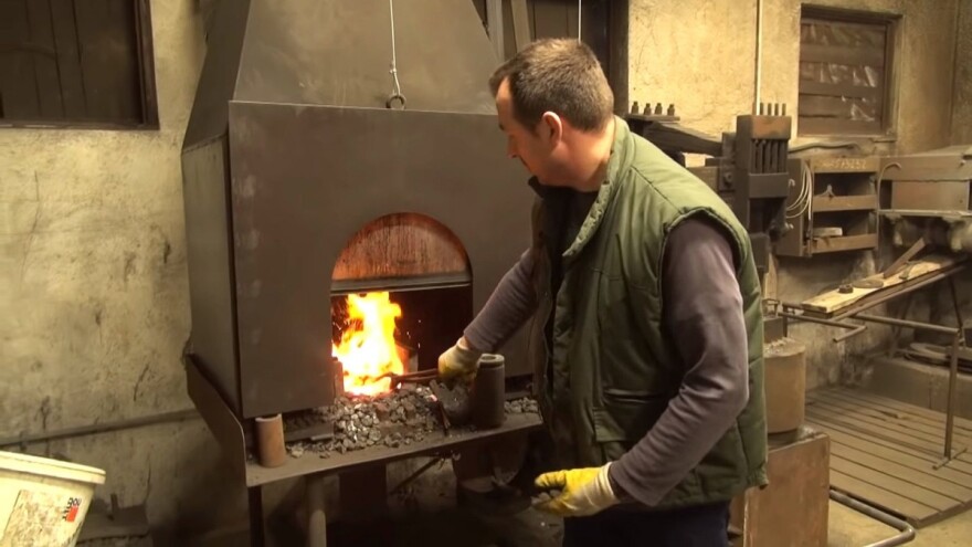 Josip Čavajda jedan je od posljednjih kovača iz čije radionice izlaze motike i drugi alat