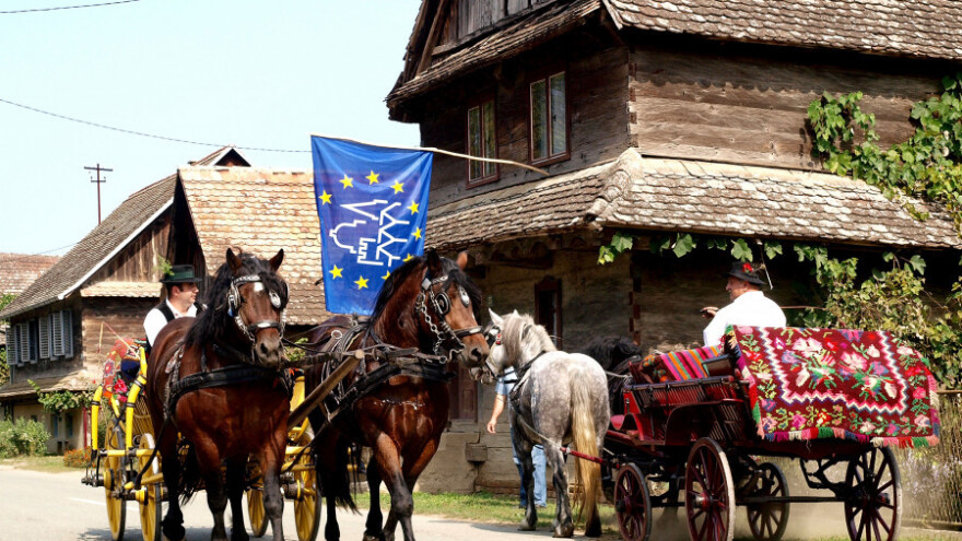 Krapje - selo graditeljske baštine s 80 drvenih kuća