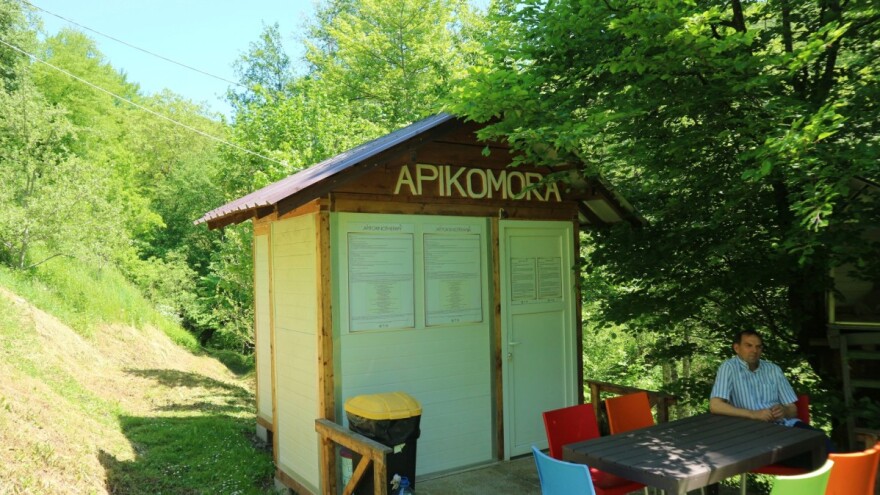 Apikomore pčelara Nijaza Đozića prvivlače brojne turiste, sugrađanima besplatno