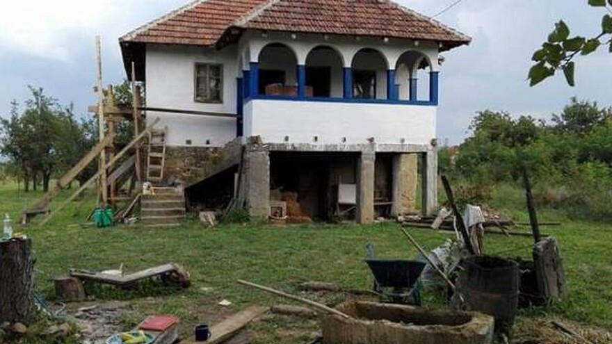 Počekovina: Miloš obnavlja kuću od blata, a pomažu mu volonteri iz celog sveta