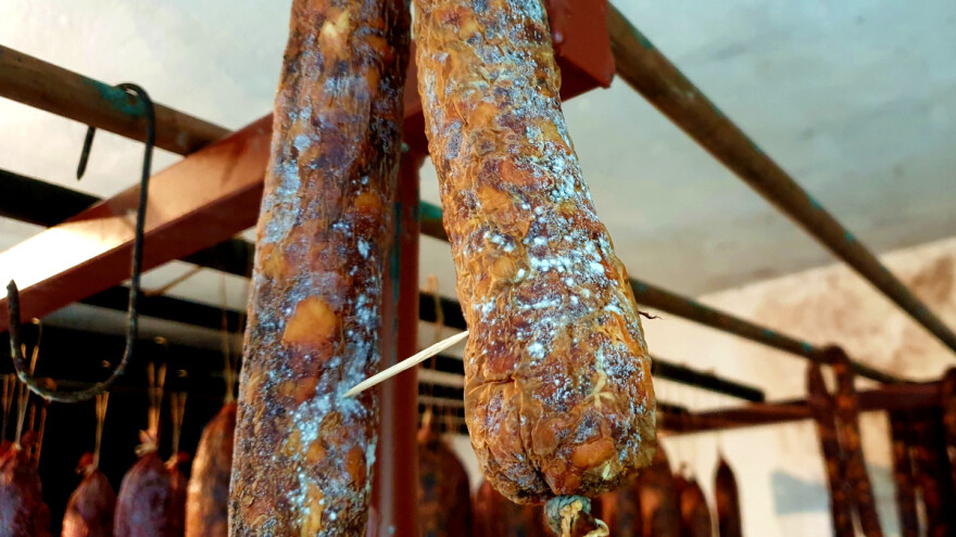 Plijesan na kobasici, slanini, kulenu - poželjna ili ne i kako je ukloniti?