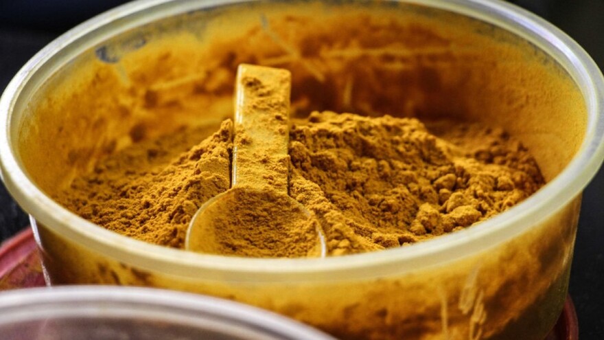 Prah kurkume ima višestruke koristi u vrtlarstvu