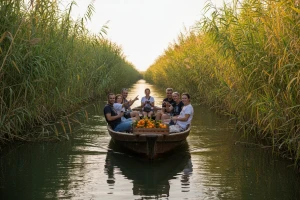 Lađa turističko plovilo u dolini Neretve