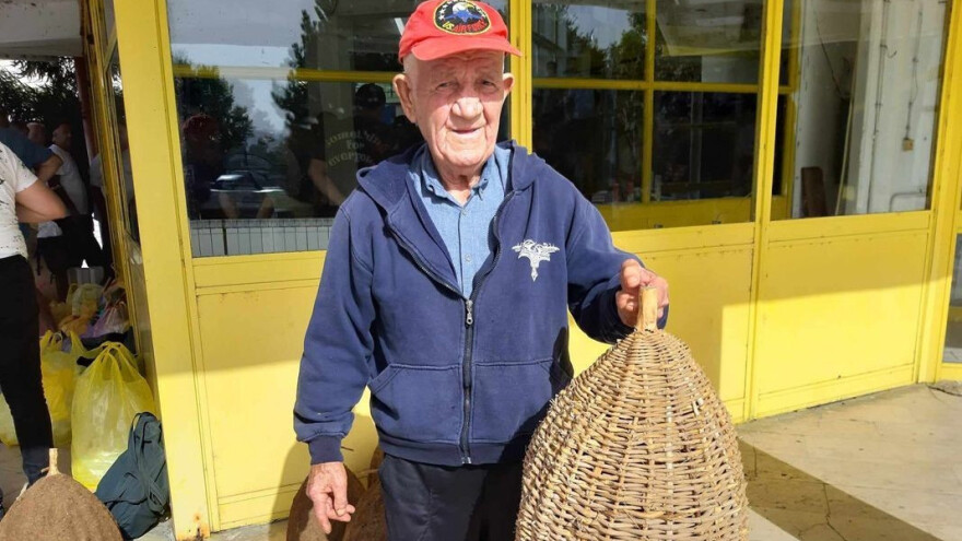 Lazar Petrovski i u 83. godini plete trmke od divlje trešnje