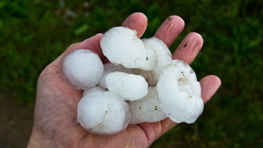 Grad veličine oraha padao u Busnovima, poplave u Gračanici i Maglaju