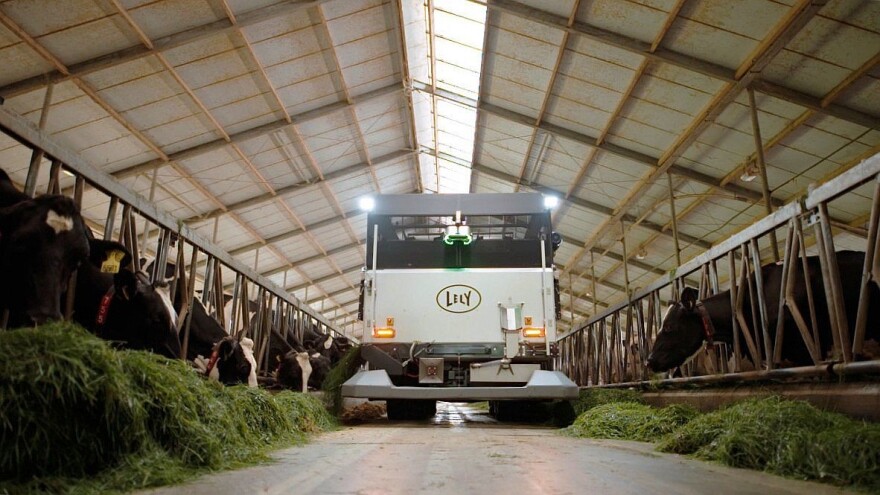 Električno vozilo samostalno kosi, tovari i raspoređuje travu kravama