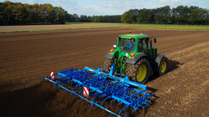 Setvospremač Korund 8: Rastresa zemlju, seče korove i štedi gorivo