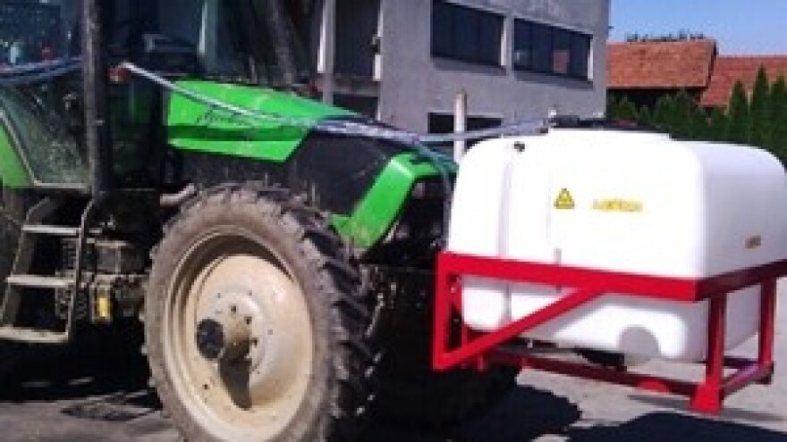 Nošena prskalica sa dodatnim prednjim rezervoarom