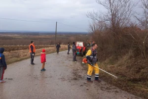 Zasukali rukave i očistili vrzine