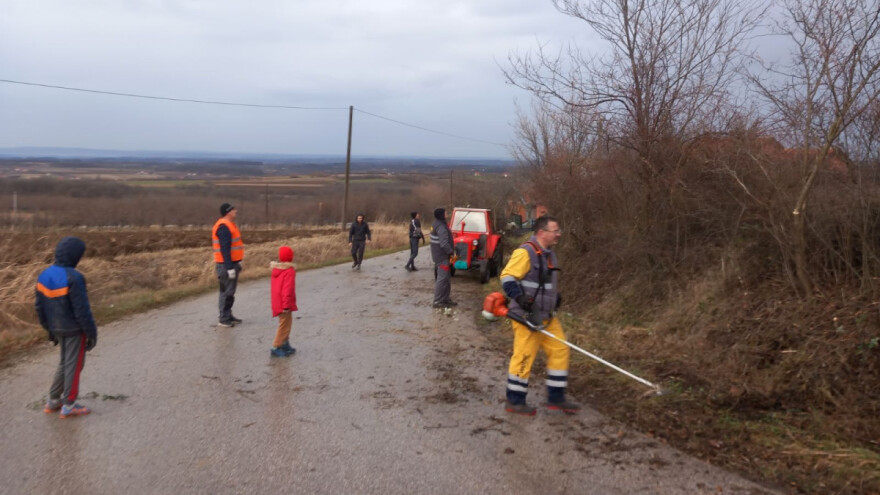 Zasukali rukave i očistili vrzine