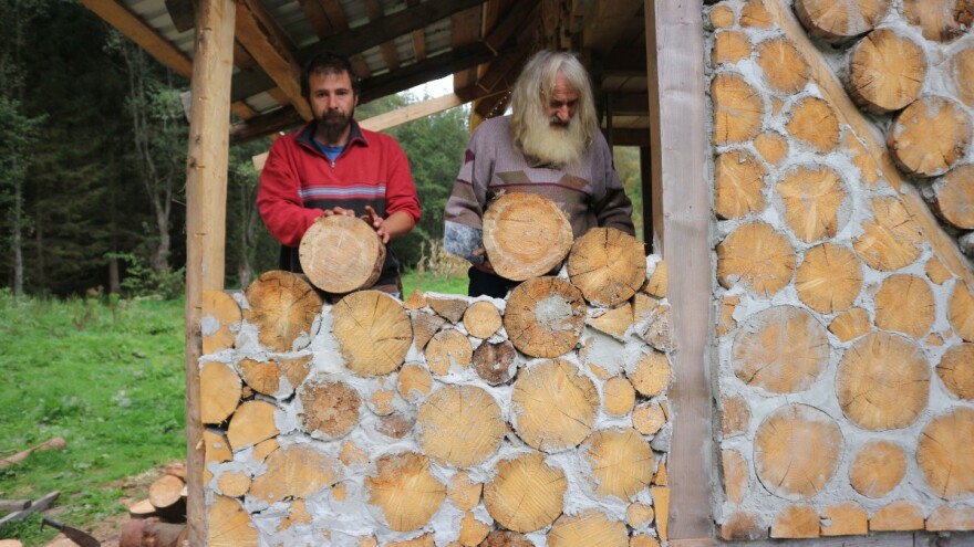 U srebreničkim selima turisti jedu za sinijom, jašu konje i traže krevet više