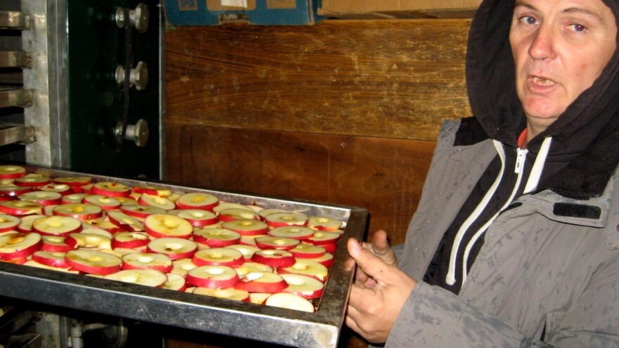 Jankovići suše voće i razvijaju posao za sina