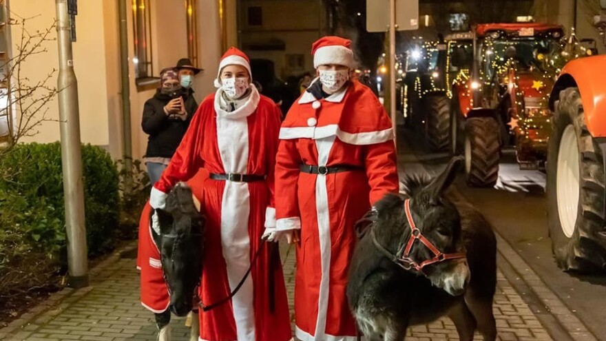 Božićna kolona ukrašenih traktora razveselila građane Nemačke