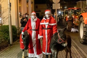 Božićna kolona traktora ukrašenih lampicama razveselila građane Njemačke