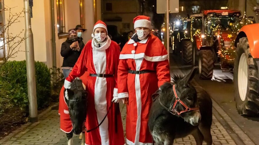 Božićna kolona traktora ukrašenih lampicama razveselila građane Njemačke
