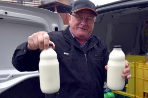 Svakog jutra Đuro Lukić (74) dostavlja domaće mlijeko brojnim obiteljima