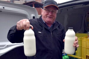 Svakog jutra Đuro Lukić (74) dostavlja domaće mlijeko brojnim obiteljima